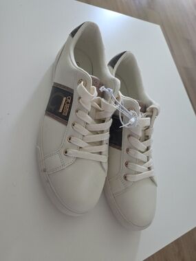 Guess Cream and Brown Logo Accent Sneakers